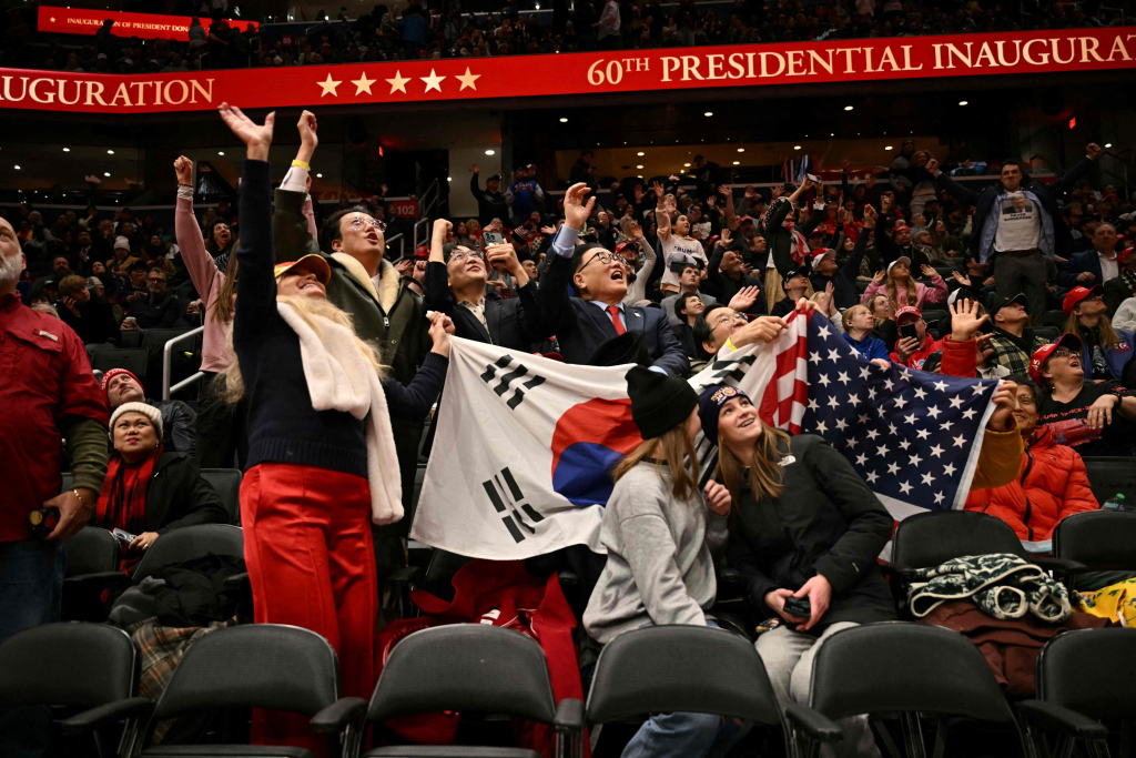 20일(현지시간) 워싱턴 '캐피털원아레나'에서 도널드 트럼프 대통령 취임식 축하 집회가 열린 가운데 행사 참석자들이 태극기를 흔들고 있다. 2025.01.20  /AFPBBNews=뉴스1