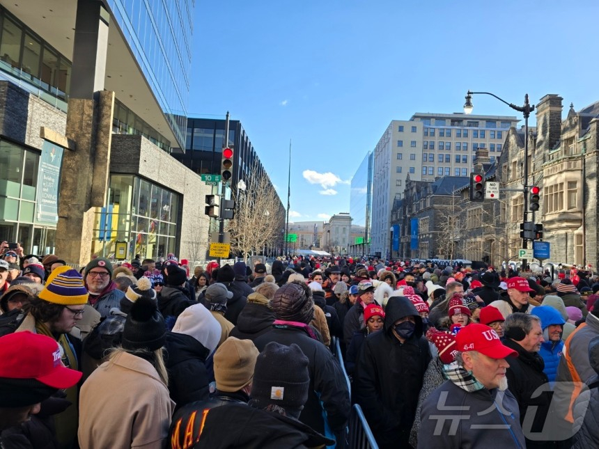 20일(현지시간) 트럼프 취임행사가 열리는 미국 워싱턴DC 캐피털원아레나 입장을 기다리는 미국인들. 미국 전역에서 모인 이들은 추운 날씨에도 수킬로미터를 줄지어 4~5시간을 대기한 끝에 입장했고, 상당수는 입장하지 못한 채 발걸음을 돌렸다. /사진=뉴스1