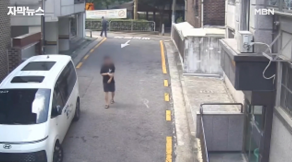 최윤종이 2023년 8월 17일 범행을 저지르기 전 길거리를 배회하고 있는 모습이 CC(폐쇄회로)TV에 포착됐다. /사진=MBN 뉴스 영상