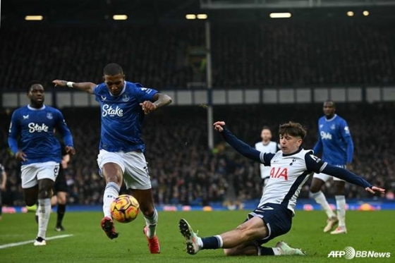 19일(한국시간) 영국 리버풀의 구디슨 파크에서 열린 2024~2025시즌 잉글랜드 프리미어리그(EPL) 22라운드 에버튼과 원정 경기 후반전 교체 투입된 마이키 무어(오른쪽). /AFPBBNews=뉴스1