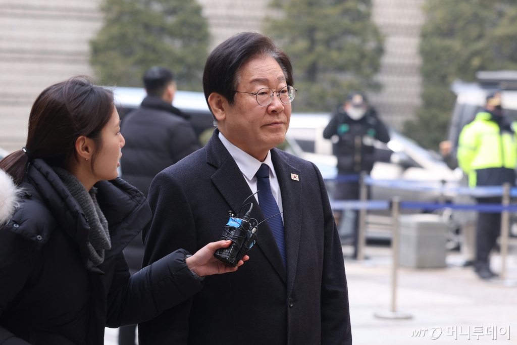 이재명 더불어민주당 대표가 21일 오전 서울 서초구 서울중앙지방법원에서 열린 '대장동 배임·성남FC 뇌물' 혐의 관련 공판에 출석하고 있다. 2025.1.21/사진=뉴스1 /사진=(서울=뉴스1) 신웅수 기자