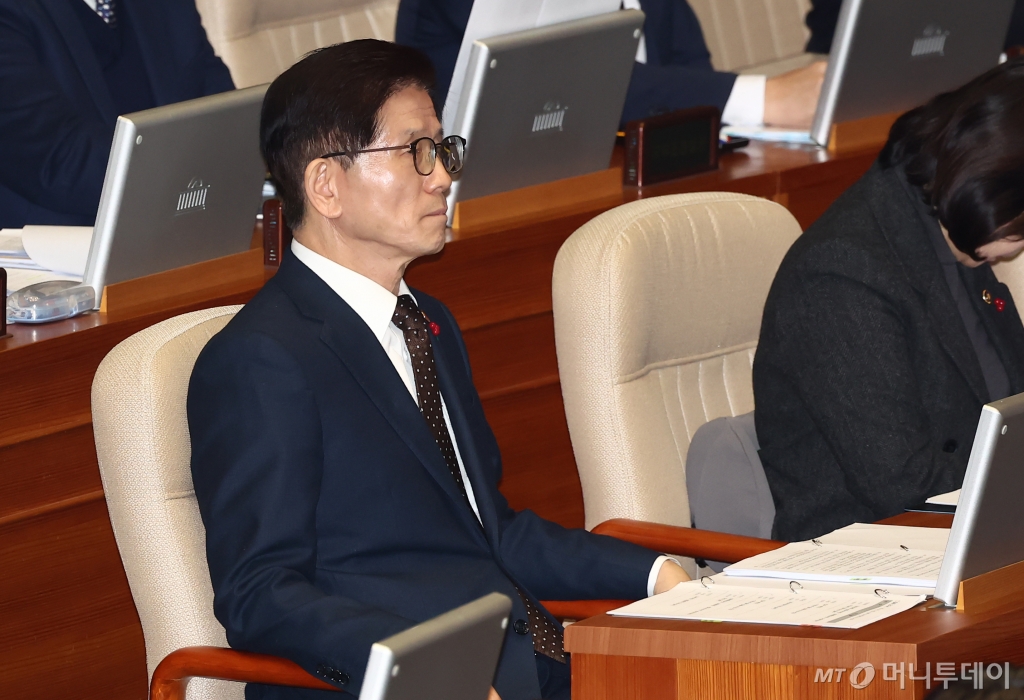 김문수 고용노동부 장관이 9일 오후 서울 여의도 국회에서 열린 본회의에서 윤석열 대통령 위헌적 비상계엄 선포 내란혐의 및 제주항공 여객기 참사 진상규명 관련 긴급현안질문을 듣고 있다. 2025.1.9/샤진=뉴스1 /사진=(서울=뉴스1) 김민지 기자
