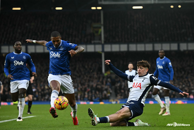 마이키 무어(오른쪽). /AFPBBNews=뉴스1