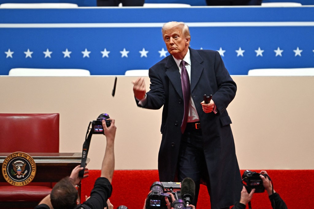 도널드 트럼프 미국 대통령이 20일(현지시간) 캐피탈원아레나에서 행정명령 서명식을 갖고 지지자들에게 자신이 쓴 펜을 던져주고 있다./AFPBBNews=뉴스1