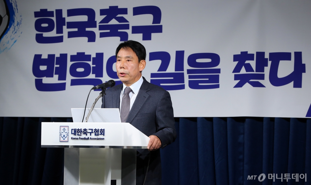 [서울=뉴시스] 김혜진 기자 = 제55대 대한축구협회장에 출마하는 신문선 명지대 기록정보과학전문대학원 교수가 27일 오후 서울 종로구 대한축구협회에서 공약 발표를 하고 있다. 2024.12.27. jini@newsis.com /사진=김혜진