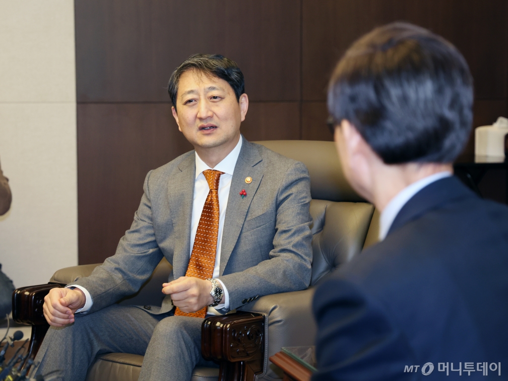 (서울=뉴스1) 황기선 기자 = 안덕근 산업통상자원부 장관이 21일 서울 강남구 트레이드타워에서 윤진식 한국무역협회장과 간담회를 하고 있다.  이날 간담회는 도널드 트럼프 미국 대통령 취임과 국내 정치의 불확실성으로 인한 어려운 수출 여건 극복을 위해 마련됐다. 2025.1.21/뉴스1  Copyright © 뉴스1. All rights reserved. 무단 전재 및 재배포,  AI학습 이용 금지. /사진=(서울=뉴스1) 황기선 기자