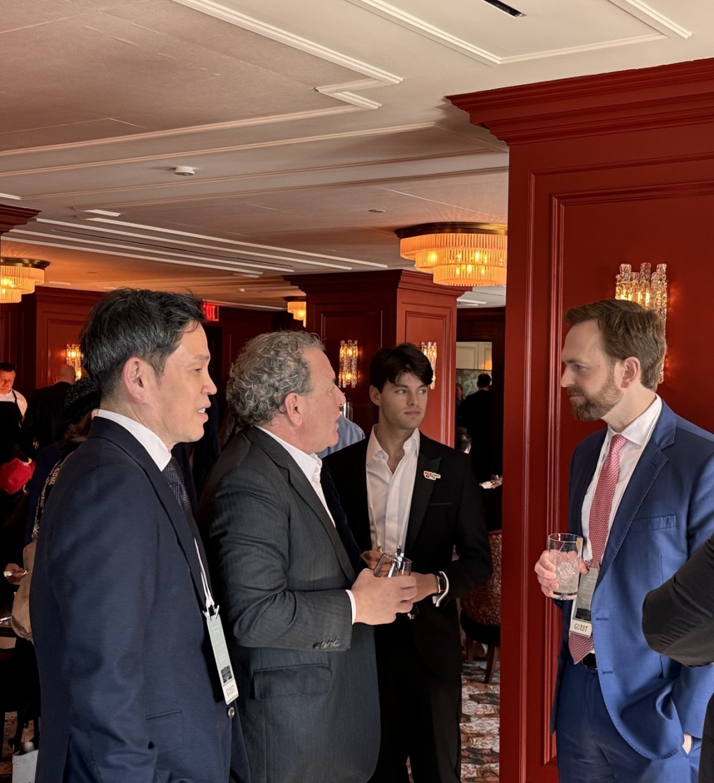 정용진 신세계그룹 회장(왼쪽)이 20일(현지시간) 부통령 JD벤스 주관 네트워킹 행사에서 씨티그룹 임원이었던 마이클 클라인(가운데)과 트럼프 행정부의 연방거래 위원장으로 지명 된 앤드류 퍼거슨(오른쪽)과 만나 대화를 나누고 있다. /사진제공=신세계그룹