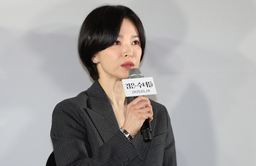 배우 송혜교(유니아 수녀 역)가 지난 20일 오후 서울 강남구 메가박스 코엑스에서 열린 영화 '검은 수녀들' 시사회 및 간담회에서 인사말을 하고 있다. /사진=뉴시스