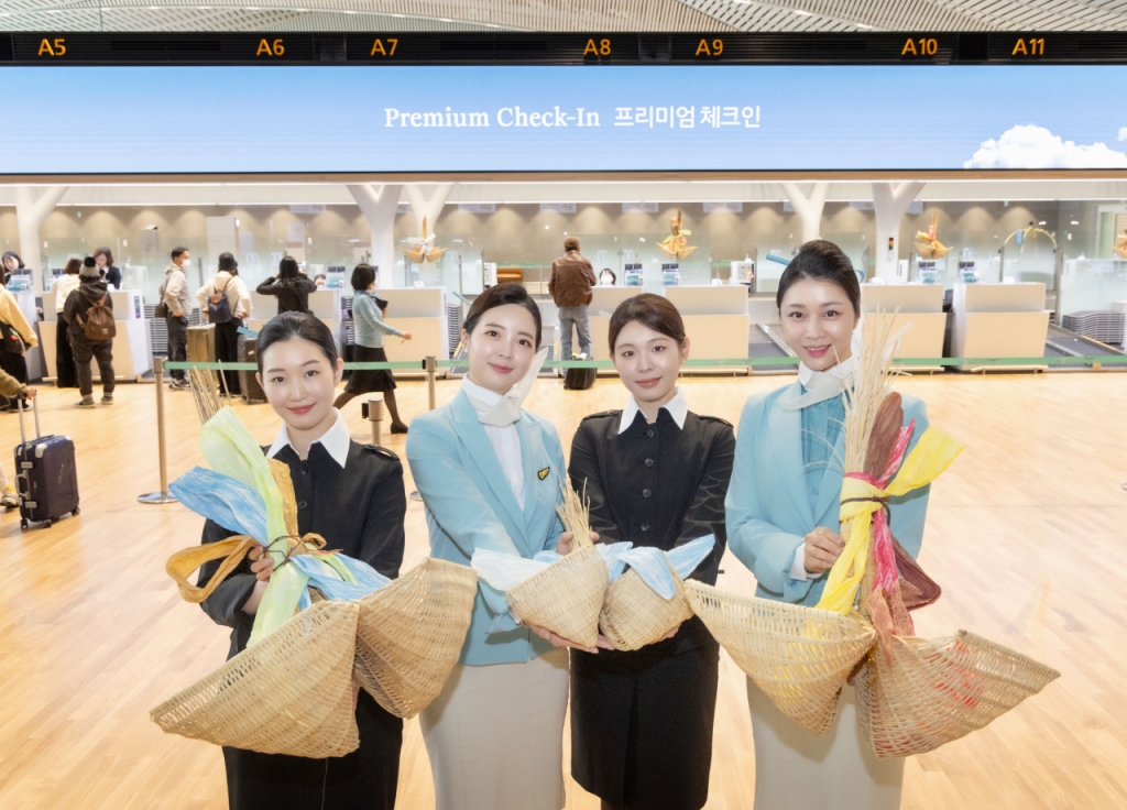 대한항공 객실승무원 등 직원들이 인천공항 제2여객터미널 대한항공 카운터에서 기념촬영을 하고 있는 모습 /사진= 대한항공 제공