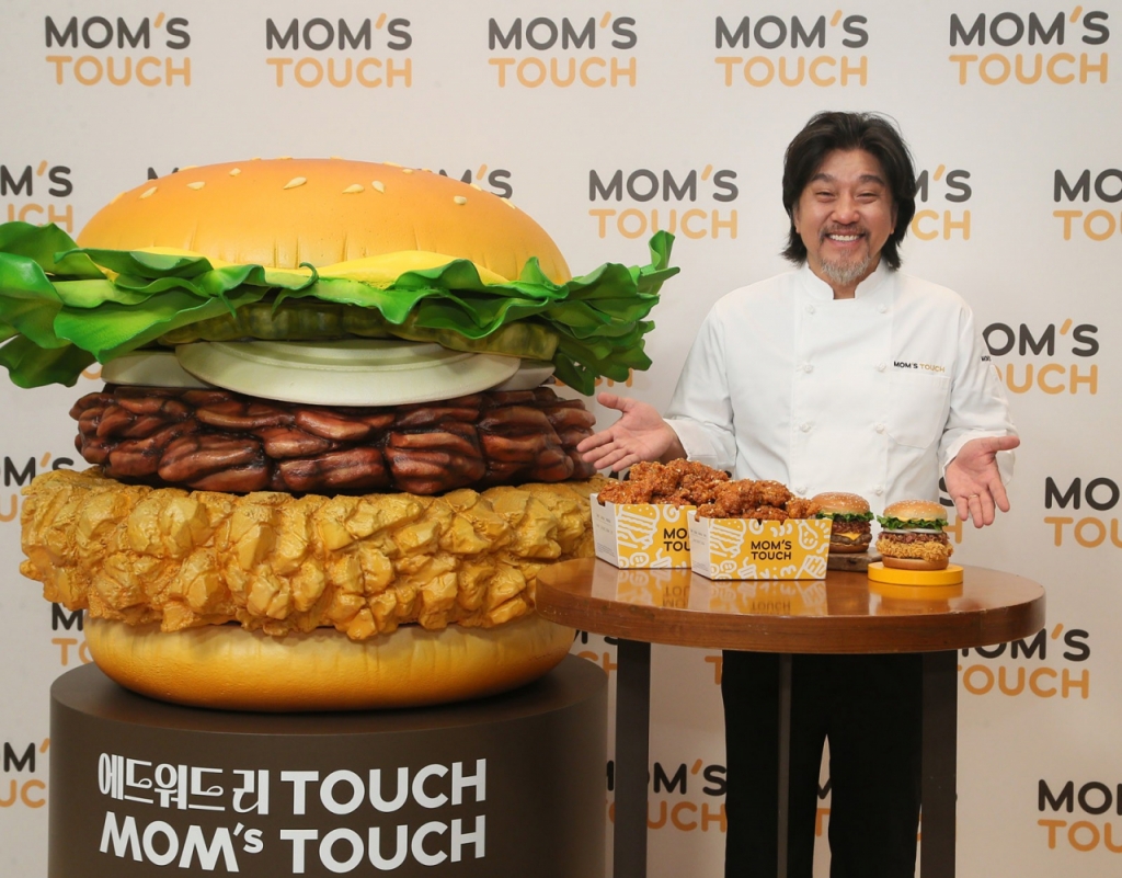 에드워드 리 셰프가 21일 오전 서울 중구 신라호텔에서 열린 맘스터치 기자 간담회에 참석해 신메뉴를 소개했다./사진제공=맘스터치