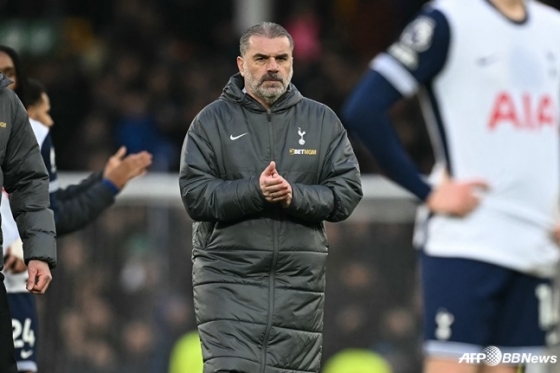 에버튼과 경기가 끝난 뒤 포스테코글루(가운데) 감독이 박수치고 있다. /AFPBBNews=뉴스1