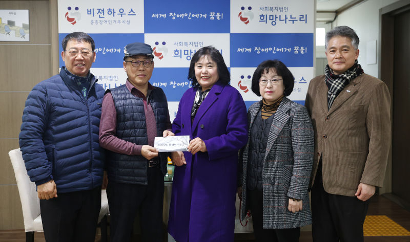 오인열 시흥시의장(가운데)이 지난 20일 사회복지시설 비젼하우스에 방문해 위문금을 전달하고 있다./사진제공=시흥시의회