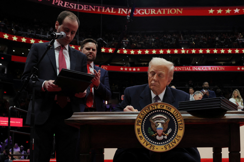 (워싱턴 로이터=뉴스1) 최종일 기자 = 도널드 트럼프 미국 대통령이 20일(현지시간) 워싱턴 '캐피털원아레나'에서 열린 취임식 축하 집회에서 행정명령에 서명하고 있다. 2025.01.20  /로이터=뉴스1