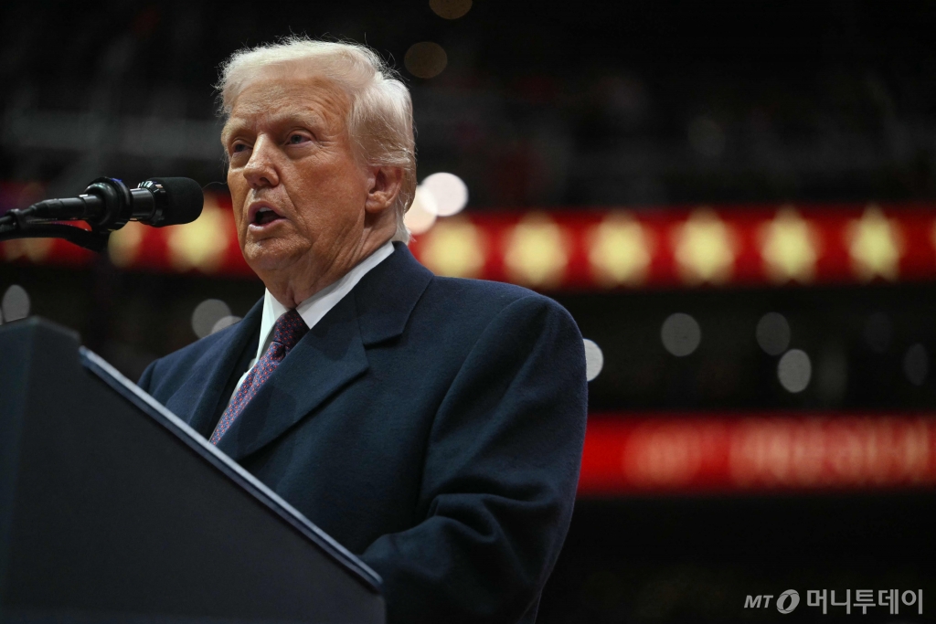 (워싱턴 AFP=뉴스1) 우동명 기자 = 도널드 트럼프 미국 대통령이 20일(현지시간) 워싱턴 캐피털원 아레나에서 열린 취임 축하 퍼레이드서 연설을 하고 있다. 2025.01.21  ⓒ AFP=뉴스1  Copyright © 뉴스1. All rights reserved. 무단 전재 및 재배포,  AI학습 이용 금지. /사진=(워싱턴 AFP=뉴스1) 우동명 기자