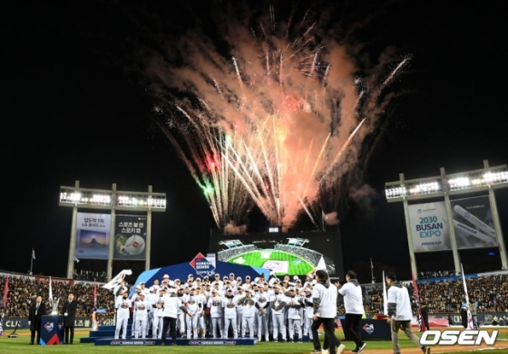 2023년 LG 트윈스 선수단의 우승 세리머니 모습.