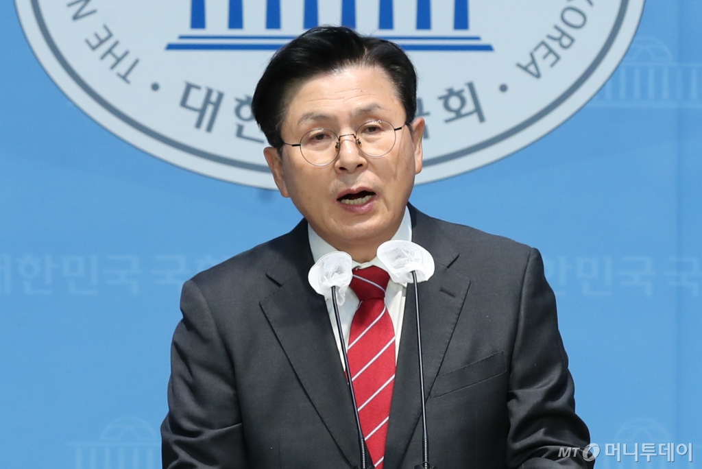 (서울=뉴스1) 이광호 기자 = 황교안 전 국무총리가 19일 오후 서울 여의도 국회 소통관에서 시국선언 긴급기자회견을 하고 있다. 2024.12.19/뉴스1  Copyright © 뉴스1. All rights reserved. 무단 전재 및 재배포,  AI학습 이용 금지. /사진=(서울=뉴스1) 이광호 기자