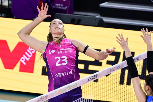 흥국생명 마테이코가 큰 키를 활용한 공격을 펼치고 있다. /사진=KOVO 제공