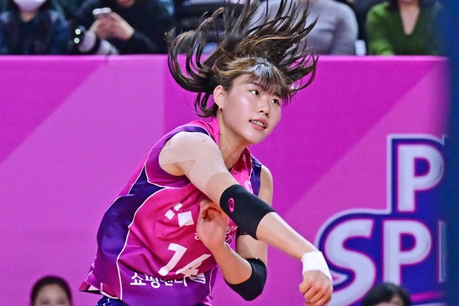 날카로운 스파이크로 득점하는 정윤주. /사진=KOVO 제공