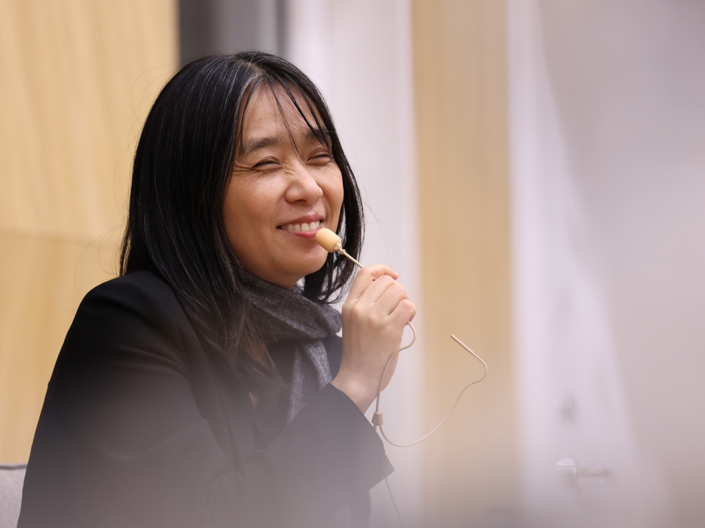 노벨문학상을 수상한 한강이 지난달 11일(현지시간) 스웨덴 스톡홀름 스웨덴어판 출판사 ‘나투르 오크 쿨투르’에서 열린 한국 기자단과의 기자간담회에서 취재진 질문에 답하고 있다. /사진=뉴스1