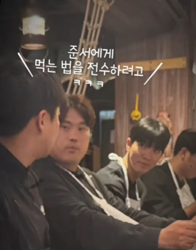 류현진(왼쪽에서 두 번째)이 '황준서 살 찌우기 프로젝트'에 돌입했다. /사진=99코퍼레이션 SNS 갈무리