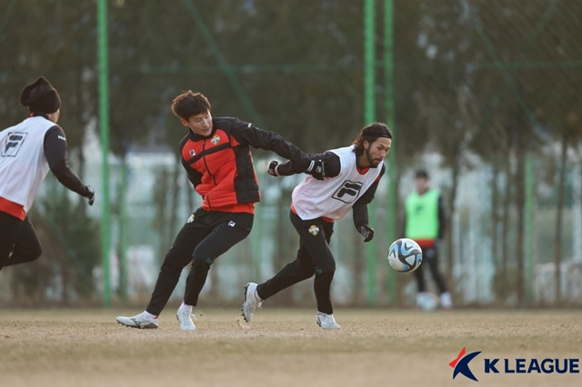 훈련에 집중하는 신민하(가운데). /사진=한국프로축구연맹 제공