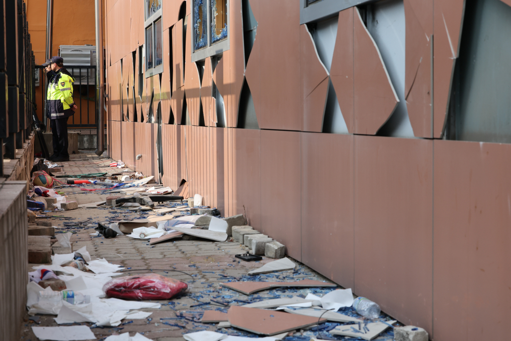 지난 19일 윤석열 대통령 지지자들의 폭력 사태가 벌어진 서울 마포구 서울서부지방법원의 외벽과 유리창이 파손돼 있다. /사진=뉴시스