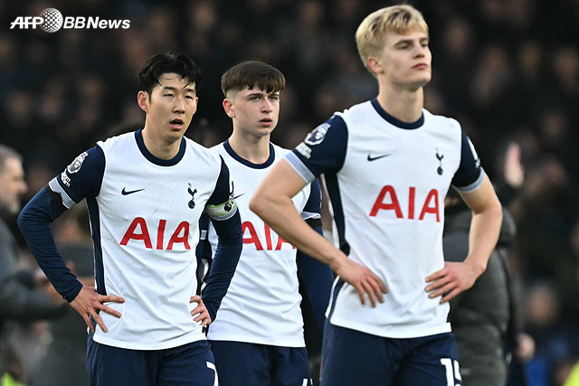 실망하는 손흥민(왼쪽). /AFPBBNews=뉴스1