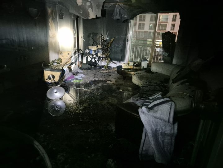 22일 오전 4시45분쯤 경기 평택시 안중읍 소재 17층짜리 아파트에서 20대 남성이 불을 질러 주민 15명이 병원으로 옮겨졌다. 불이 난 거실의 모습./사진=뉴시스(경기도소방재난본부 제공)