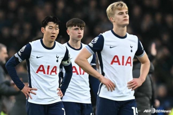 19일(한국시간) 영국 리버풀의 구디슨 파크에서 열린 2024~2025시즌 잉글랜드 프리미어리그(EPL) 22라운드 에버튼전이 끝난 직후. 손흥민(왼쪽), 마이키 무어(가운데), 루카스 베리발. /AFPBBNews=뉴스1