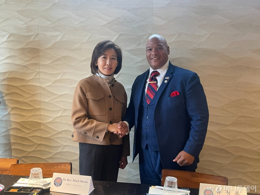 도널드 트럼프 미국 대통령 취임식 참석 차 워싱턴 D.C.를 찾은 나경원 국민의힘 의원이 21일(현지시간) 트럼프 대통령 측근으로 불리는 존 마크 번즈 특별보좌관과 면담하고 있다./사진=나경원 국민의힘 의원실 제공