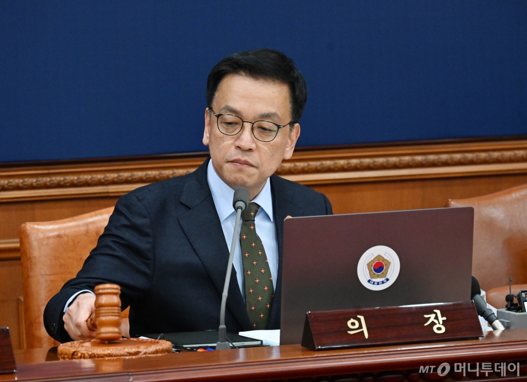 (서울=뉴스1) = 최상목 대통령 권한대행 부총리 겸 기획재정부 장관이 21일 서울 종로구 정부서울청사에서 열린 '제3회 국무회의'에서 의사봉을 두드리고 있다. (기획재정부 제공) 2025.1.21/뉴스1  Copyright © 뉴스1. All rights reserved. 무단 전재 및 재배포,  AI학습 이용 금지. /사진=(서울=뉴스1)