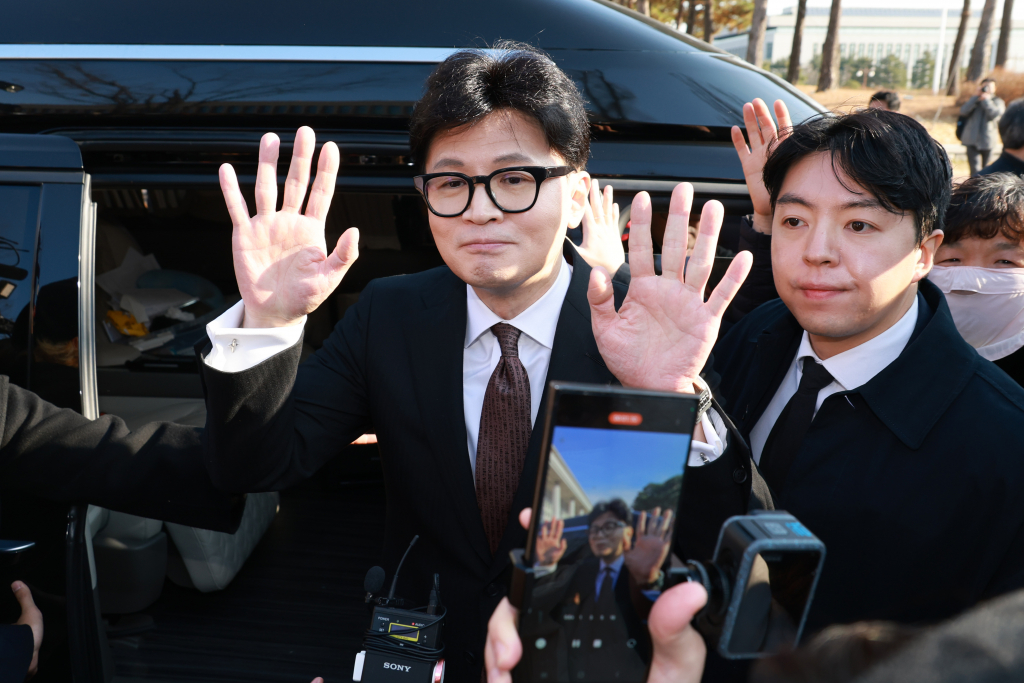 한동훈 국민의힘 대표가 16일 서울 여의도 국회에서 당대표 사퇴 관련 기자회견을 마친 뒤 지지자들을 향해 인사하고 있다. (공동취재) 2024.12.16/뉴스1