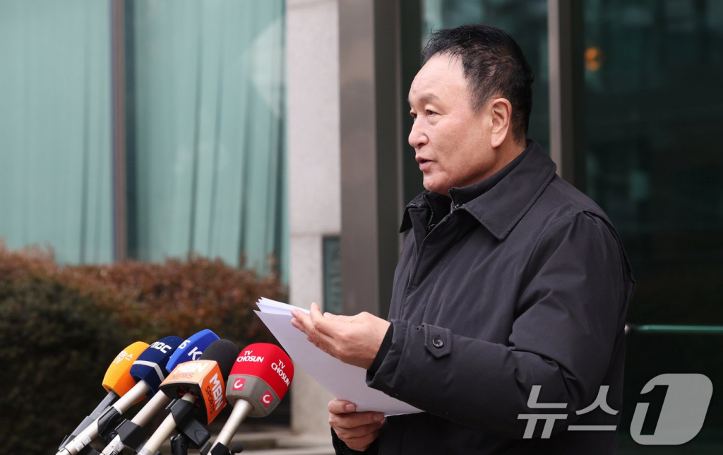 허정무 제55대 축구협회장 후보자가 22일 오전 서울 신문로의 축구회관 앞에서 긴급 기자회견을 진행하고 있다. /사진=뉴스1