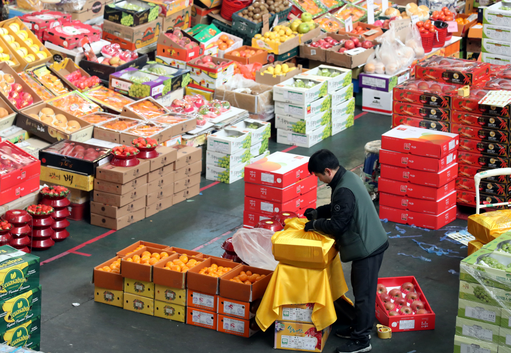 설 명절을 앞두고 22일 대전 유성구 노은농수산물시장 청과시장에서 대목을 맞은 상인들이 분주한 모습을 보이고 있다./사진=뉴스1