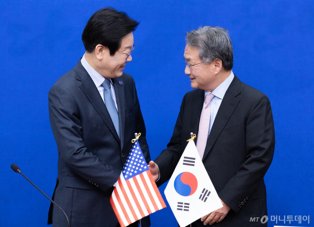 (서울=뉴스1) 이재명 기자 = 이재명 더불어민주당 대표가 22일 오전 서울 여의도 국회에서 조셉 윤 주한미국대사대리를 접견하고 있다. 2025.1.22/뉴스1 Copyright © 뉴스1. All rights reserved. 무단 전재 및 재배포, AI학습 이용 금지. /사진=(서울=뉴스1) 이재명 기자