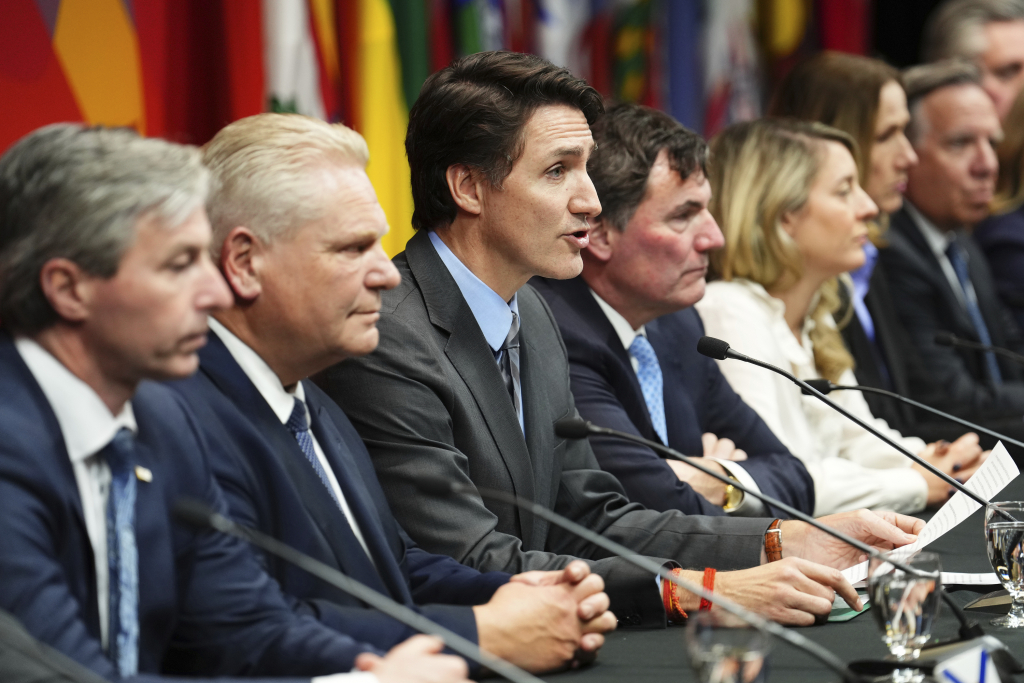 [오타와=AP/뉴시스] 쥐스탱 트뤼도(가운데) 캐나다 총리가 지난 15일(현지 시간) 오타와에서 정부 각료·주 총리 회의를 마친 후 기자회견하고 있다. 트뤼도 총리는 이날 도널드 트럼프 미국 대통령 당선인이 언급한 '캐나다 상품 25% 관세부과' 문제 등을 논의한 후 "캐나다의 어떤 지역도 미국의 관세부과에 대해 과도한 부담을 하지 않도록 결정했다"라고 말했다. 2025.01.16. /사진=민경찬