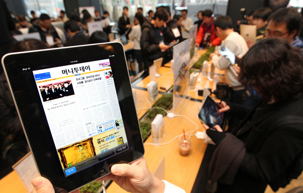 2010년 11월30일 KT가 서울 광화문 사옥에서 아이패드 공식 판매를 시작한 모습./사진=머니투데이DB 