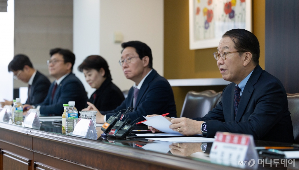 (서울=뉴스1) 이승배 기자 = 권영세 국민의힘 비상대책위원장이 22일 오후 서울 중구 대한노인회를 찾아 이중근 회장과 간담회를 하고 있다. 2025.1.22/뉴스1 Copyright © 뉴스1. All rights reserved. 무단 전재 및 재배포, AI학습 이용 금지. /사진=(서울=뉴스1) 이승배 기자