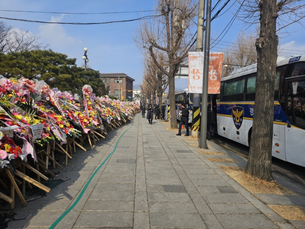 헌법재판소 근처에 놓인 근조화환들 모습. 평소라면 사람들로 붐볐어야 할 거리는 한산한 모습이다./ 사진=박상혁 기자