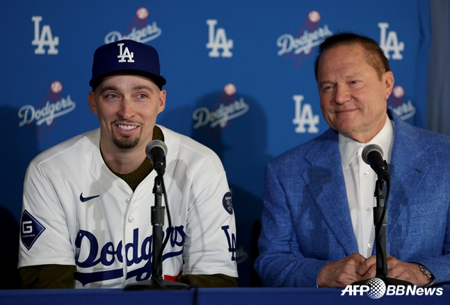 다저스 입단식에서 소감을 밝히고 있는 스넬(왼쪽)과 흐뭇하게 바라보고 있는 에이전트 스캇 보라스. /AFPBBNews=뉴스1