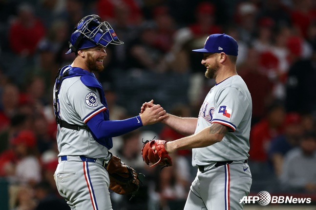 지난해 텍사스에서 세이브를 수확한 뒤 동료와 악수를 나누고 있는 예이츠(오른쪽). /AFPBBNews=뉴스1