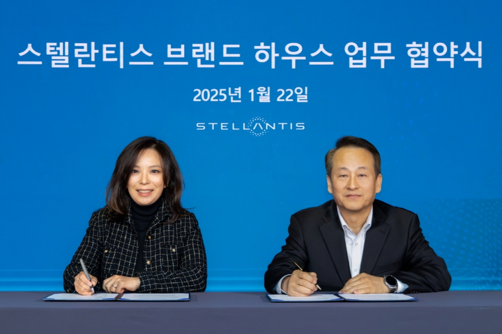 '스텔란티스 브랜드 하우스' 업무 협약서에 서명하는 스텔란티스코리아 방실 대표(왼쪽)와 딜러 사장단 대표 KCC모빌리티 심현보 대표. /사진제공=스텔란티스코리아