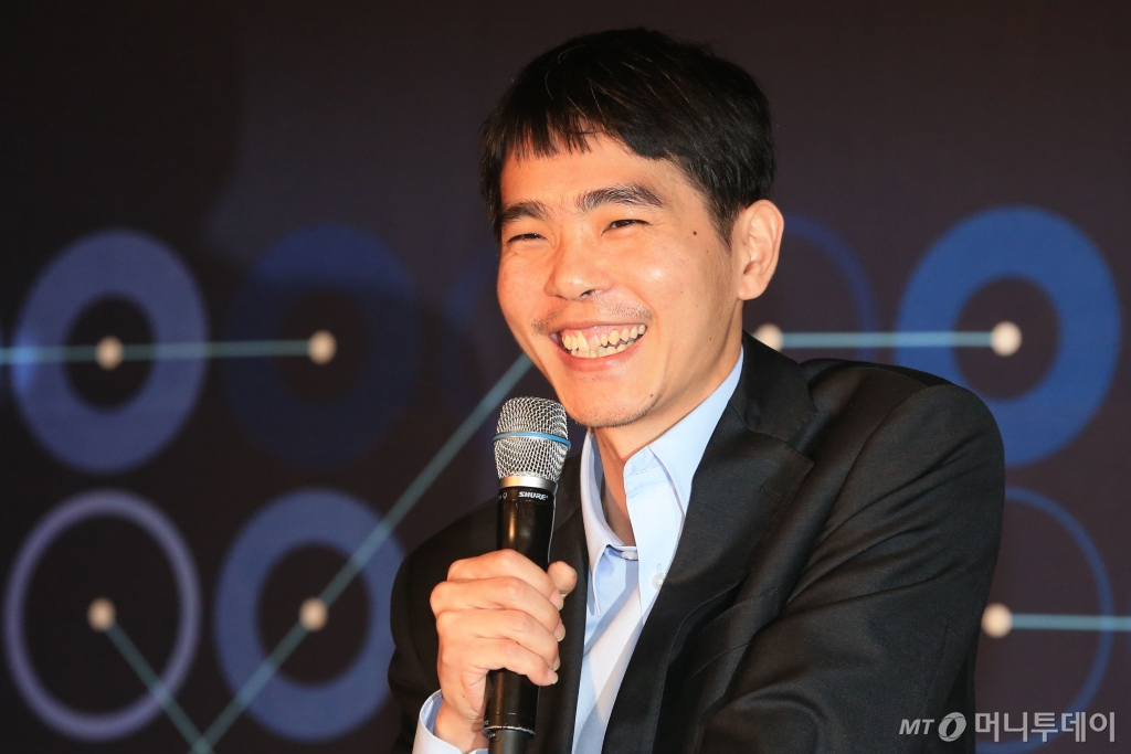 이세돌 9단이 2016년 3월 13일 오후 서울 종로구 광화문 포시즌스 호텔에서 '구글 딥마인드 챌린지 매치' 알파고와 네 번째 대국 후 열린 기자회견에서 소감을 말하고 있다. /사진=머니투데이 DB