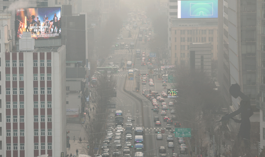 22일 종로구 서울시교육청에서 바라본 종로 방향 도심이 미세먼지에 갇혀 뿌옇게 보이고 있다./사진=뉴스1