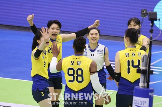 현대건설 위파위(왼쪽에서 두 번째)가 결정적인 공격을 성공시킨 모마(98번)와 기뻐하고 있다. /사진=김진경 대기자