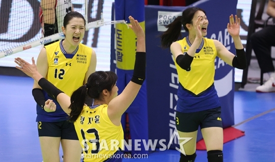 이다현(왼쪽)이 블로킹을 성공한 후 환호하고 있다. /사진=김진경 대기자