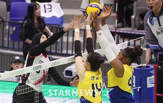 정관장 메가(왼쪽)가 현대건설 양효진의 양효진, 모마의 더블 블로킹 위로 강스파이크를 날리고 있다. /사진=김진경 대기자