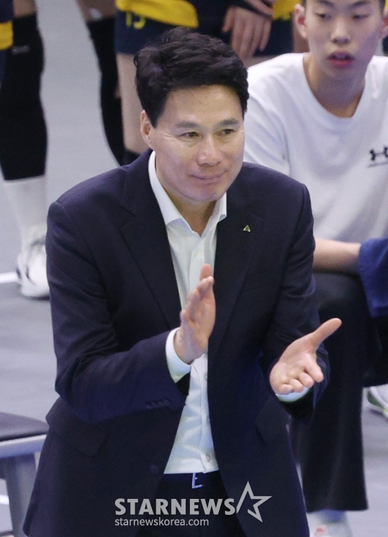 강성형 현대건설 감독이 박수치고 있다. /사진=김진경 대기자