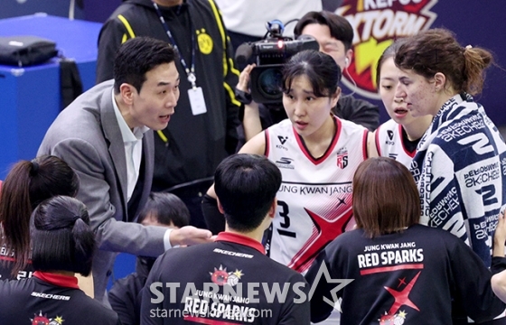 고희진 정관장 감독이 작전 지시를 하고 있다./사진=김진경 대기자