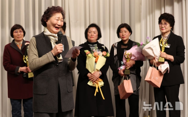 1976년 몬트리올올림픽 여자배구 대표팀 주장이었던 이순복이 22일 2025 배구인의 밤에서 특별공로패를 받은 후 소감을 밝히고 있다. /사진=뉴시스